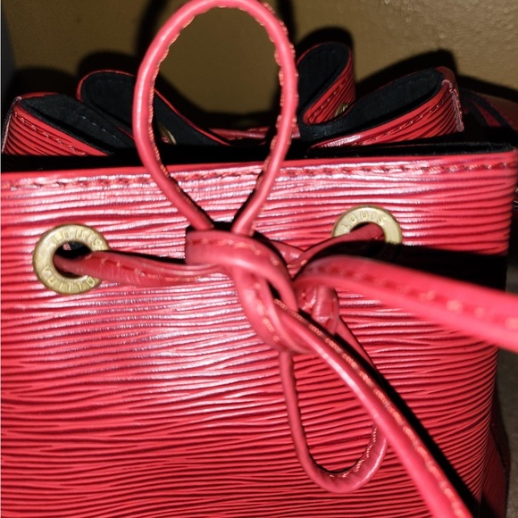 Pre loved authentic Louis Vuitton Epi red bucket style bag - Picture 7 of 10